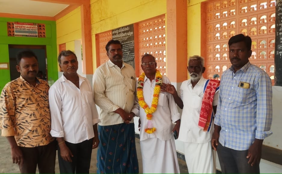 నూతన రాష్ట్ర అధ్యక్షుడుని సన్మానిస్తున్న దృశ్యం