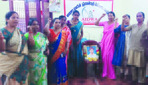 కార్పొరేట్‌ శక్తులపై ప్రజలు పోరాడాలి: ఐద్వా