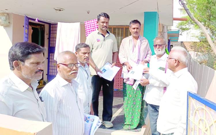 ఓటర్లను అభ్యర్థిస్తున్న సిపిఎం నాయకులు