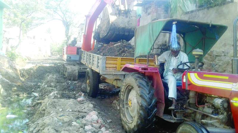  కాలువల్లో పూడికతీస్తున్న మున్సిపల్‌ సిబ్బంది