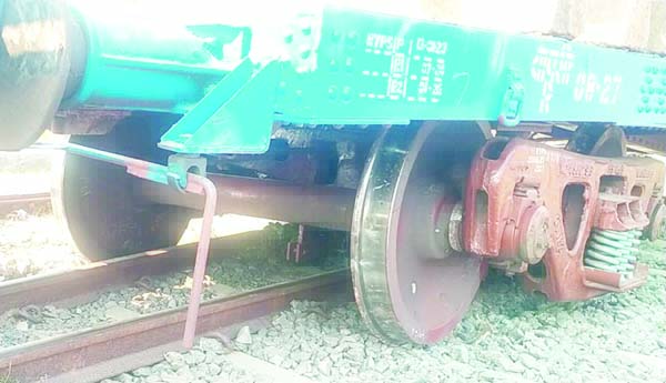 పట్టాలు తప్పిన గూడ్స్‌ రైలు