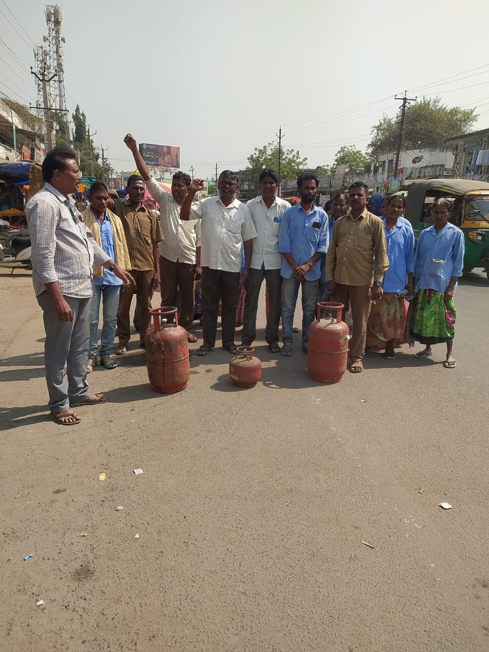 పెంచిన వంట గ్యాస్‌ ధరలు తగ్గించాలని ధర్నా