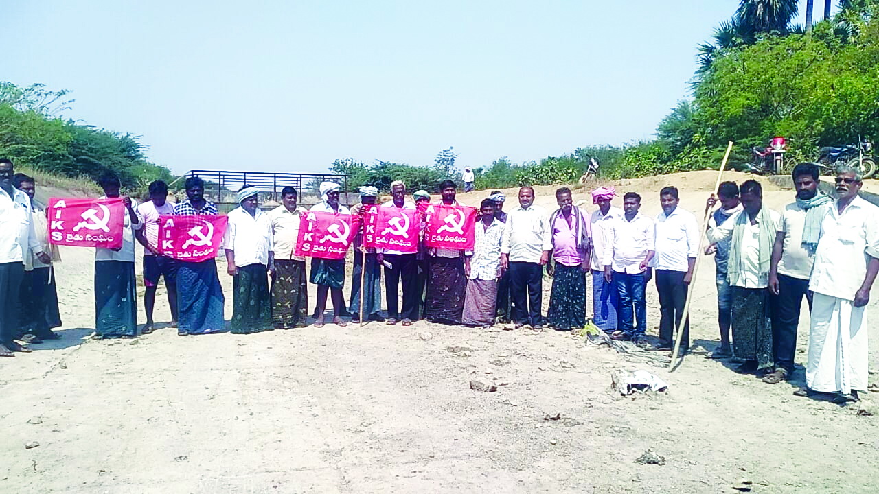 సాగర్‌ జలాలు విడుదల చేయాలని ధర్నా