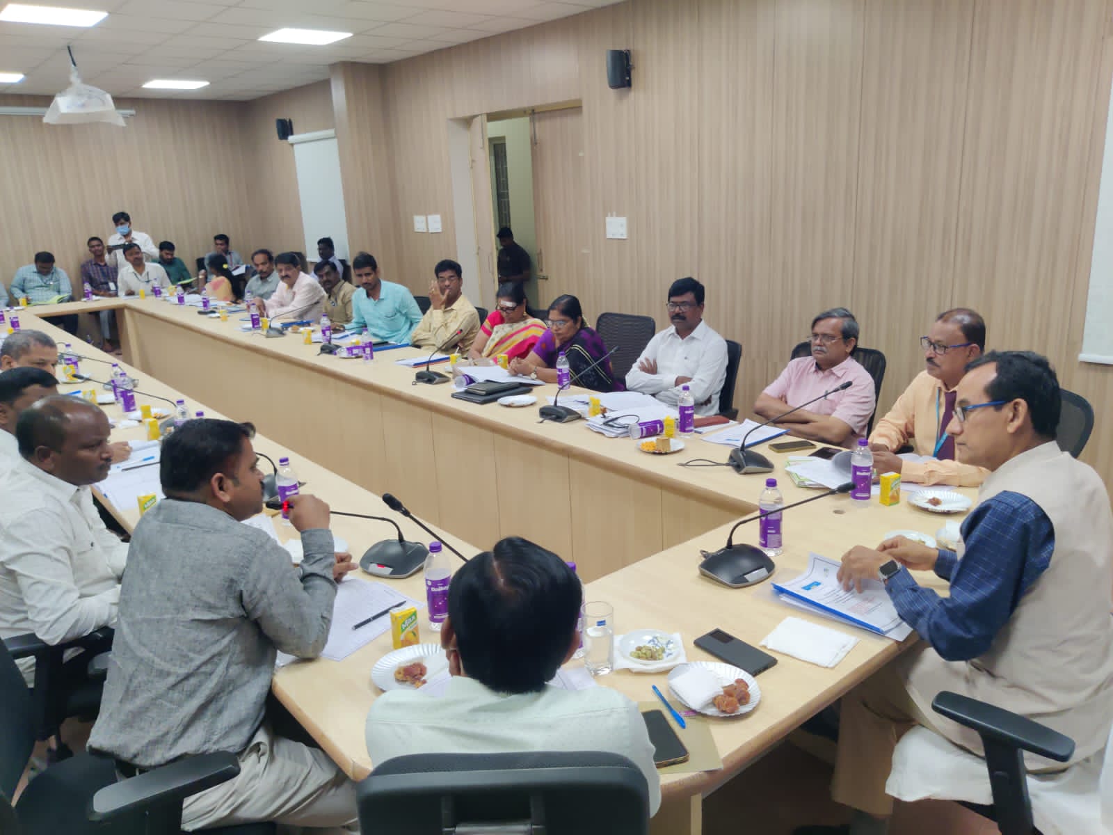 రైతులకు రుణాలు ఇవ్వండి : కలెక్టర్‌