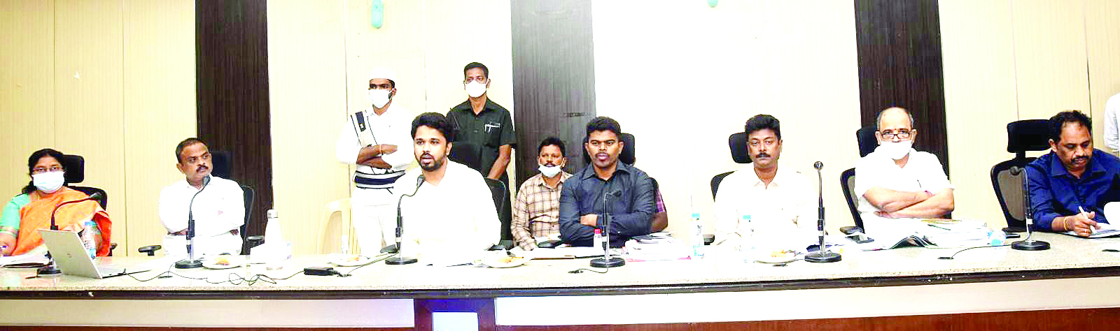 ఓటర్ల సెల్‌ఫోన్లు అనుమతించొద్దు