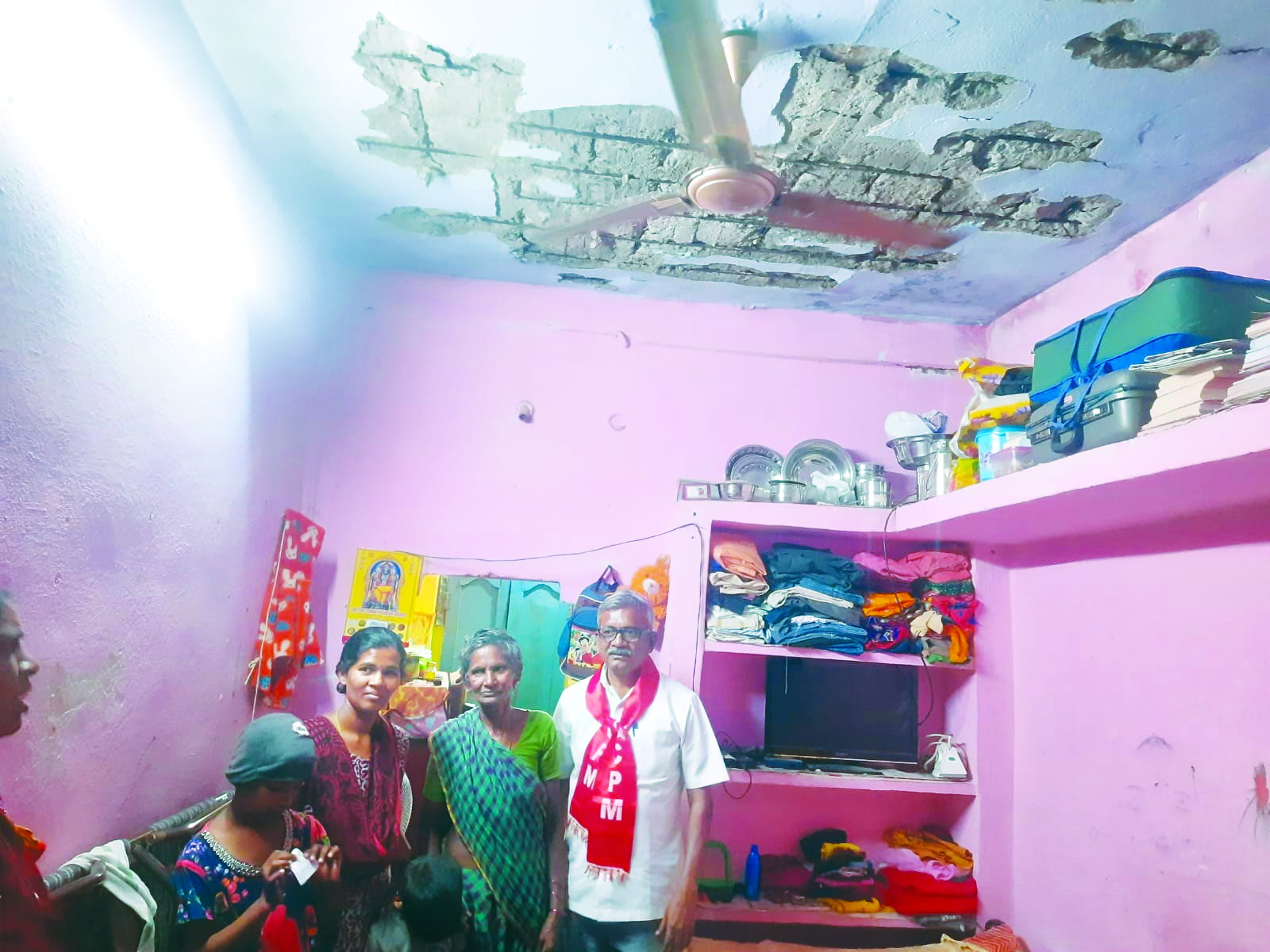 కూలడానికి సిద్ధంగా ఉన్న ఇళ్లల్లో ఉండేదెలా?