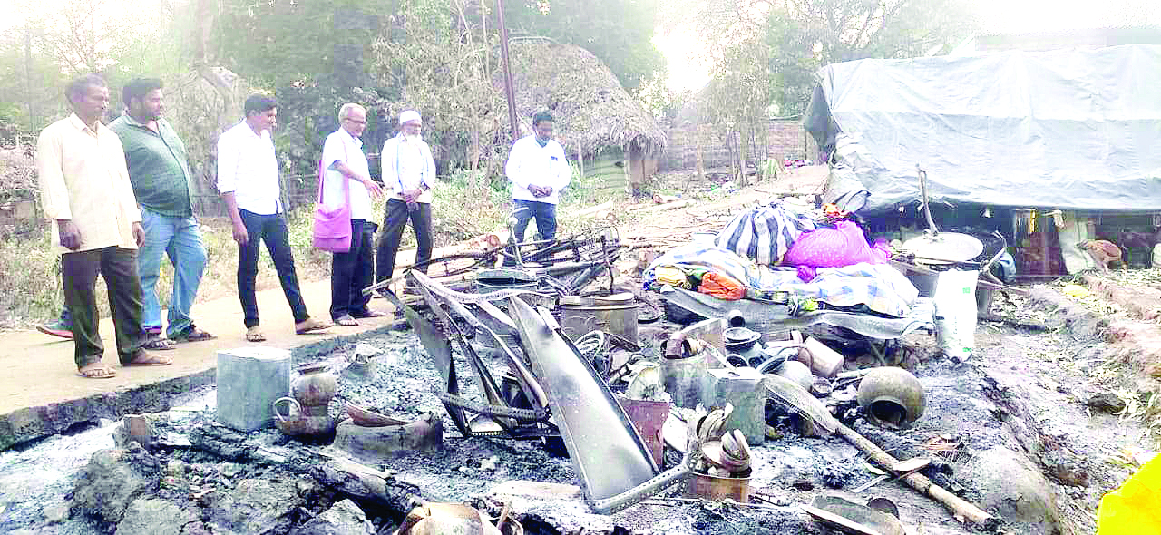 అగ్నిప్రమాద బాధితులకు సిపిఎం చేయూత