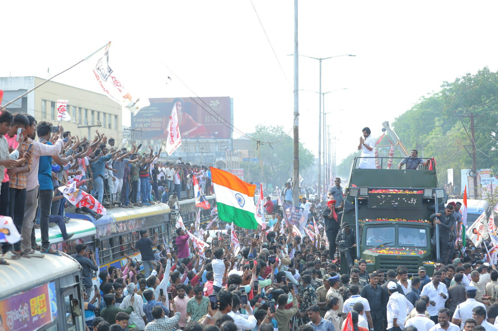 పవన్‌ అభిమానుల సందడి