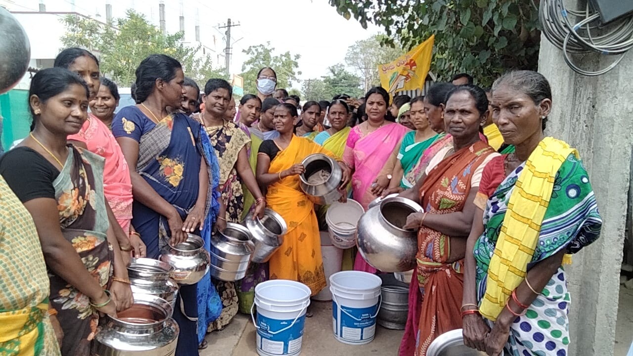 మంచినీటి కష్టాలు తీర్చాలని ధర్నా