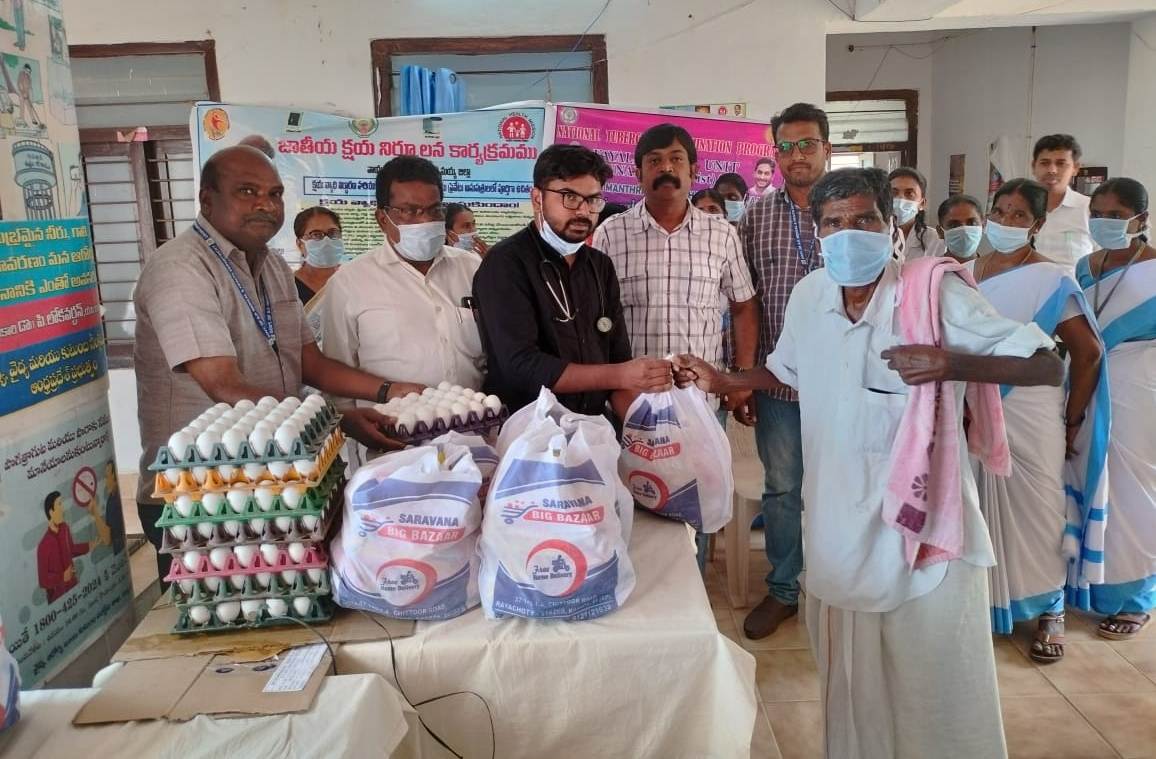 టిబి రోగులకు పౌష్టికాహారాన్ని పంపిణీ చేస్తున్న వైద్యులు