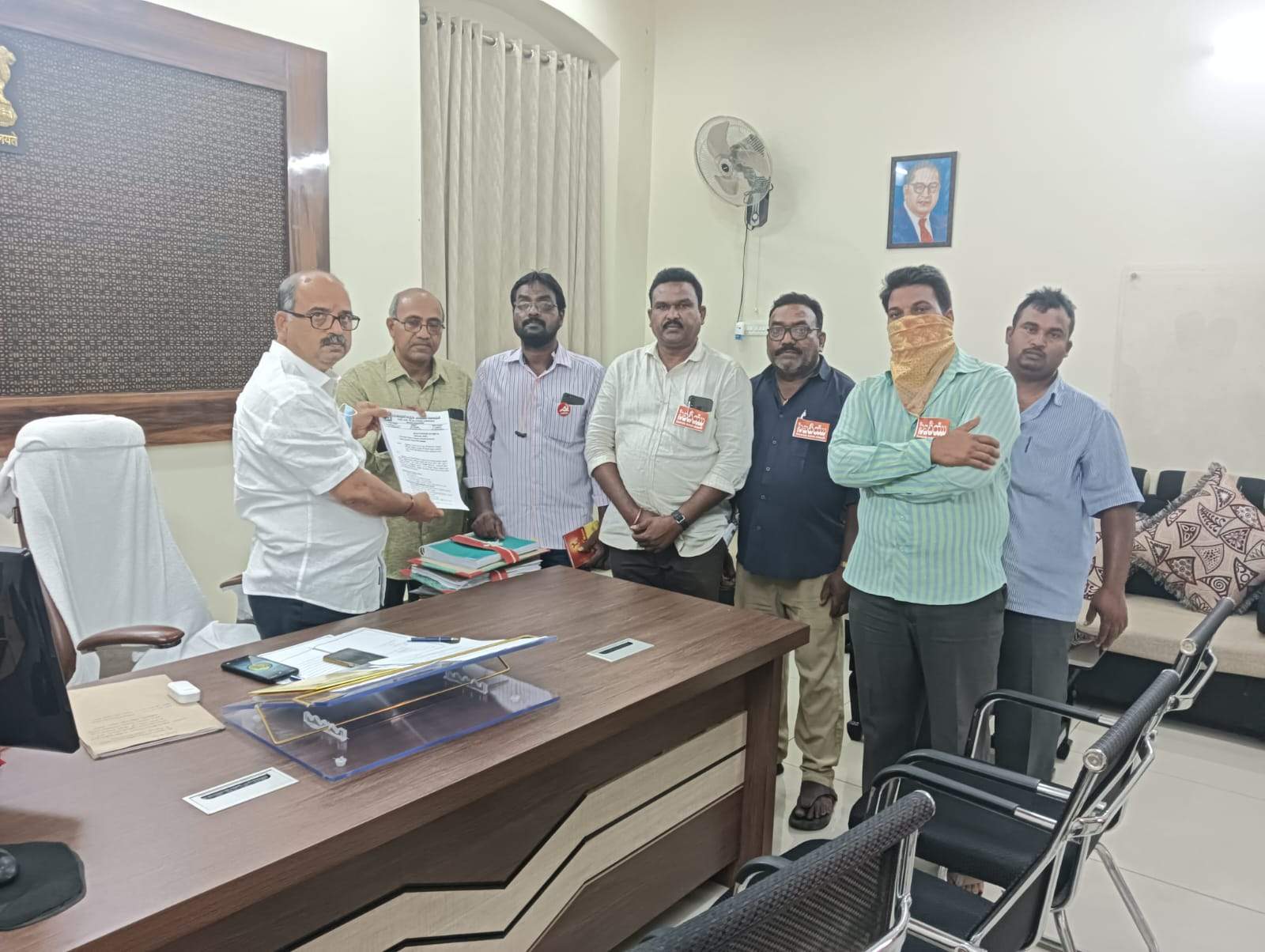 సమస్యలు పరిష్కరించాలని మున్సిపల్‌ ఉద్యోగుల ధర్నా