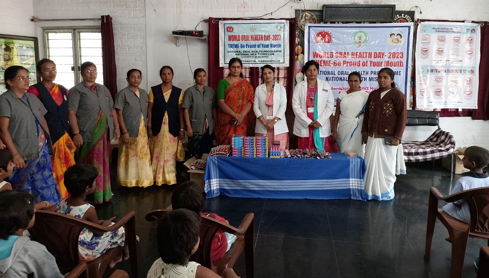 దంత సమస్యలపై చిన్నారులకు సలహాలు ఇస్తున్న వైద్యులు