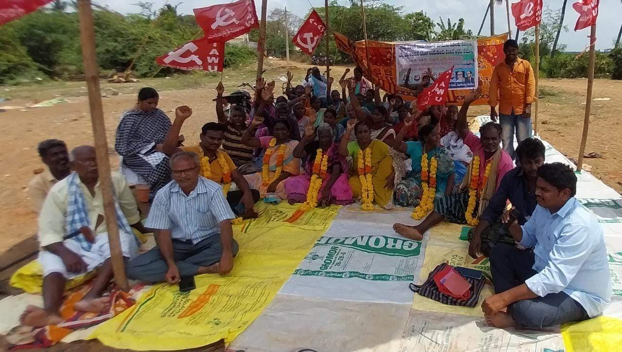 ఆక్రమణలోని దళితుల భూములు అప్పగించండి