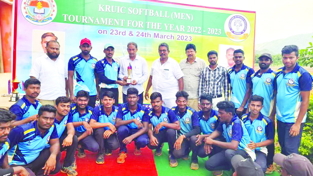 సాఫ్ట్‌బాల్‌ విజేత ఆంధ్రా లయోలా కళాశాల