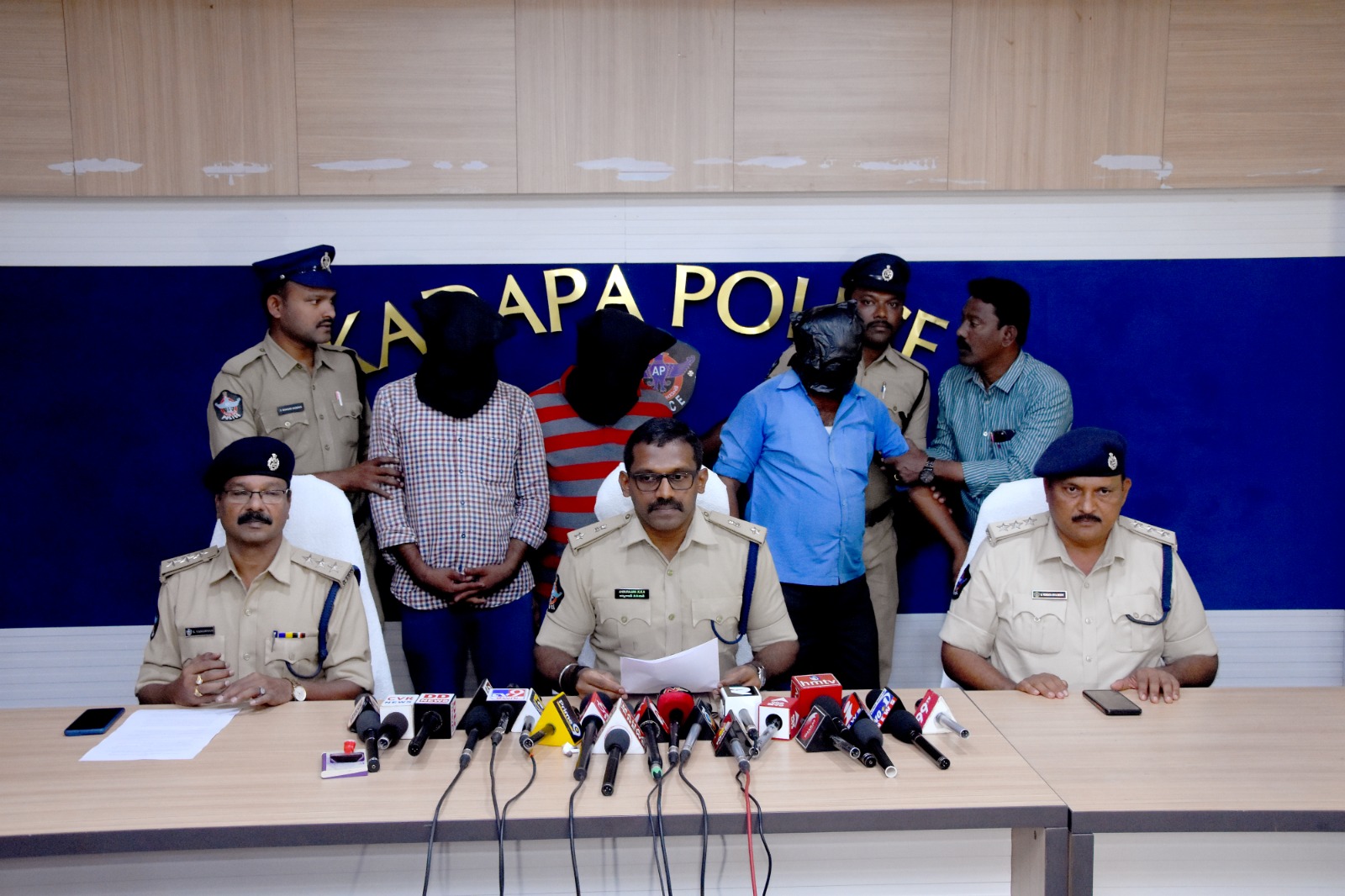 హత్య కేసులో ముగ్గురు అరెస్టు