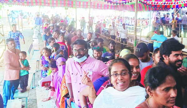 పోలింగ్‌ కేంద్రాల వద్ద బారులు తీరిన ఓటర్లు