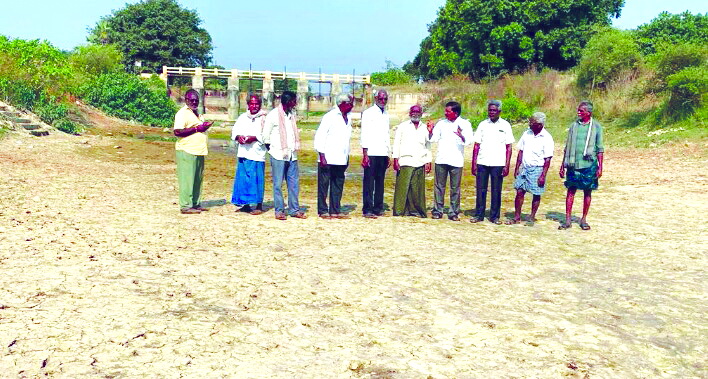 పంటలు ఎండిపోతున్నా పట్టించుకోరా?