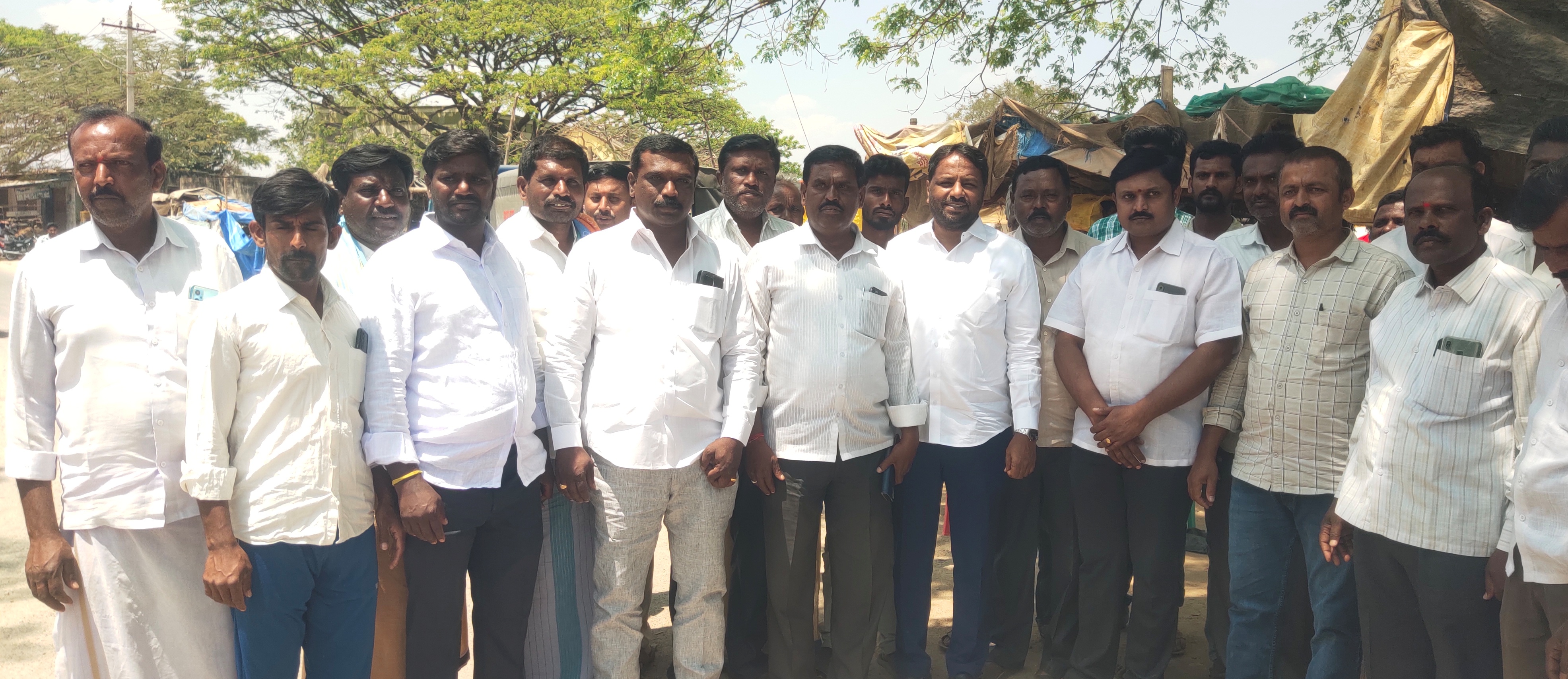 మాట్లాడుతున్న మాజీ ఎమ్మెల్యే షాజహాన్‌ బాషా