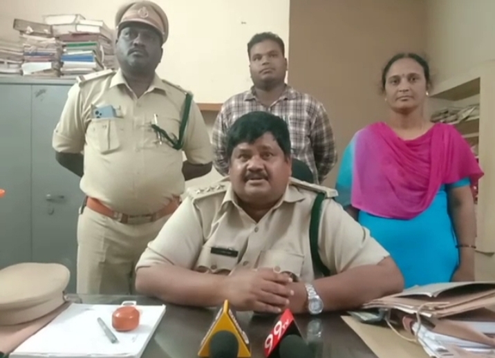 మాట్లాడుతున్న ఇన్‌ఛార్జి అటవీ శాఖ అధికారి నారాయణ