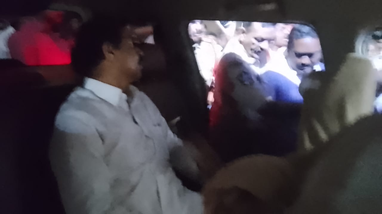 సిపిఐ రాష్ట్ర కార్యదర్శి రామకృష్ణను అరెస్ట్‌ చేసి జీపు ఎక్కించిన పోలీసులు