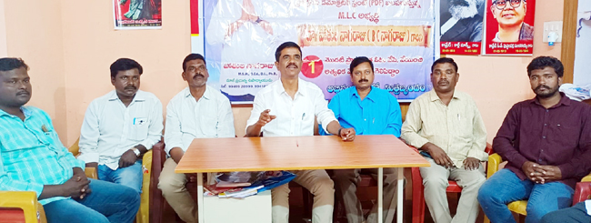 ప్రజల పక్షాన పోరాడే వారిని గెలిపించండి