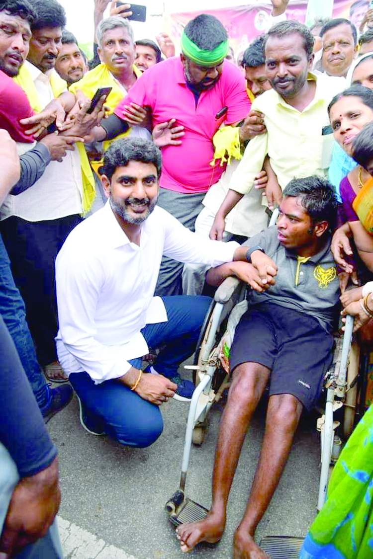   మోకాళ్లపై కూర్చొని వికలాంగుడితో మాట్లాడుతున్న నారా లోకేష్‌