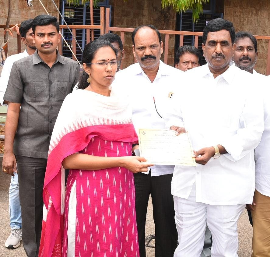 - అనంతపురం జిల్లా కలెక్టర్‌ నుంచి ధ్రువీకరణ పత్రం అందుకుంటున్న రామచంద్రారెడ్డి
