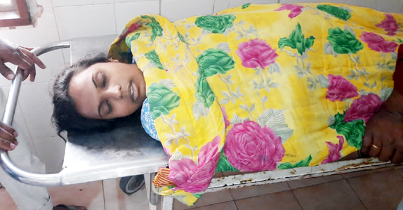 సకాలంలో అందని వైద్యం..తల్లీ, బిడ్డ మృతి