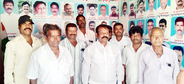 నష్టపోయిన రైతులను ప్రభుత్వం ఆదుకోవాలి