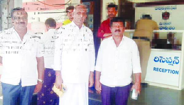 నోటీసులిస్తామని నిర్బంధించారు