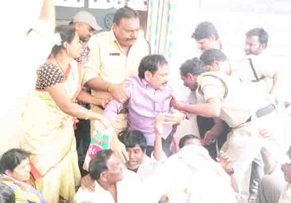 నిర్బంధం నడుమ జీడితోట వేలం