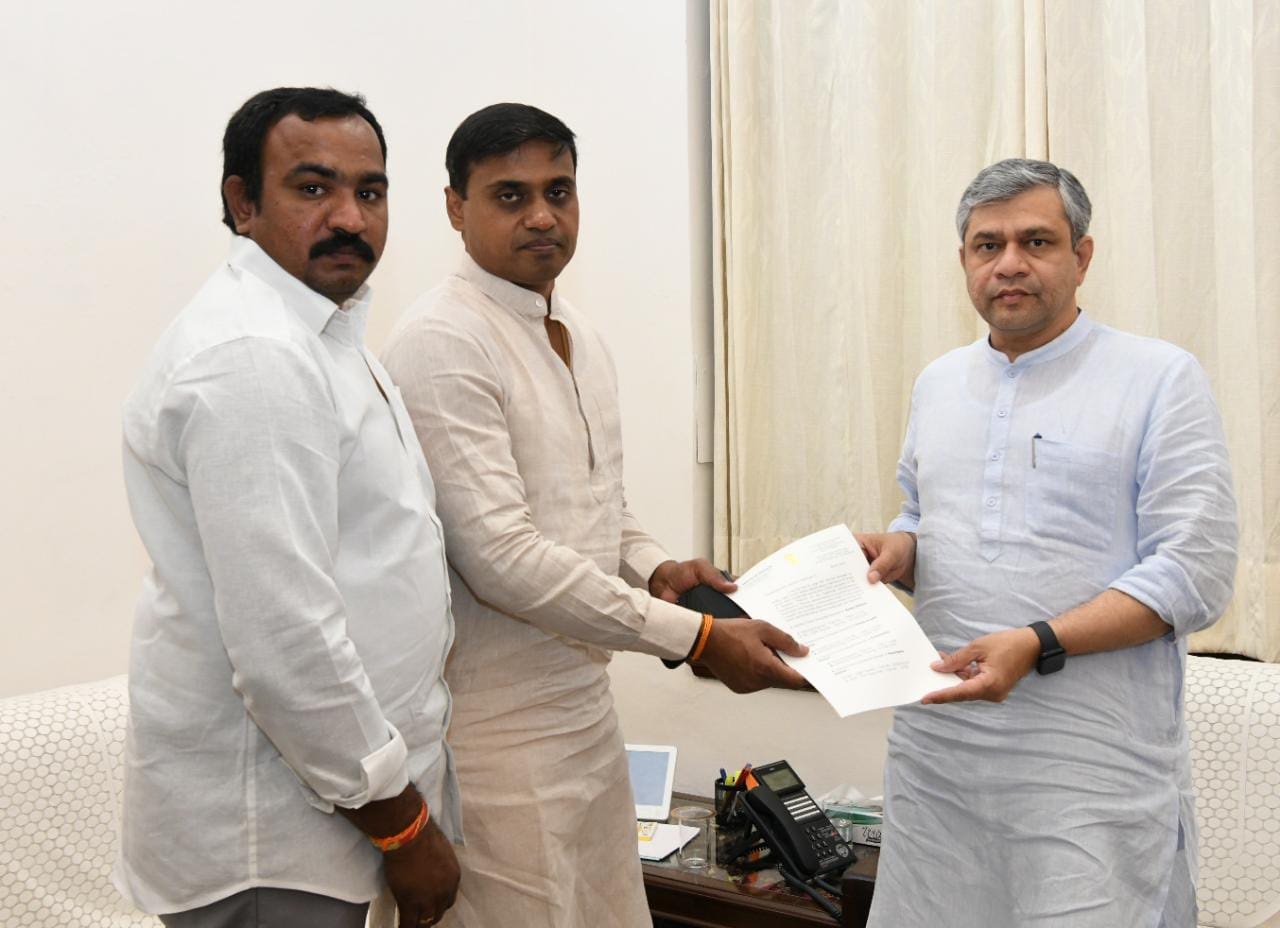 ఎక్స్‌ప్రెస్‌ రైళ్లు ఆపాలని కేంద్ర మంత్రికి ఎంపీ వినతి