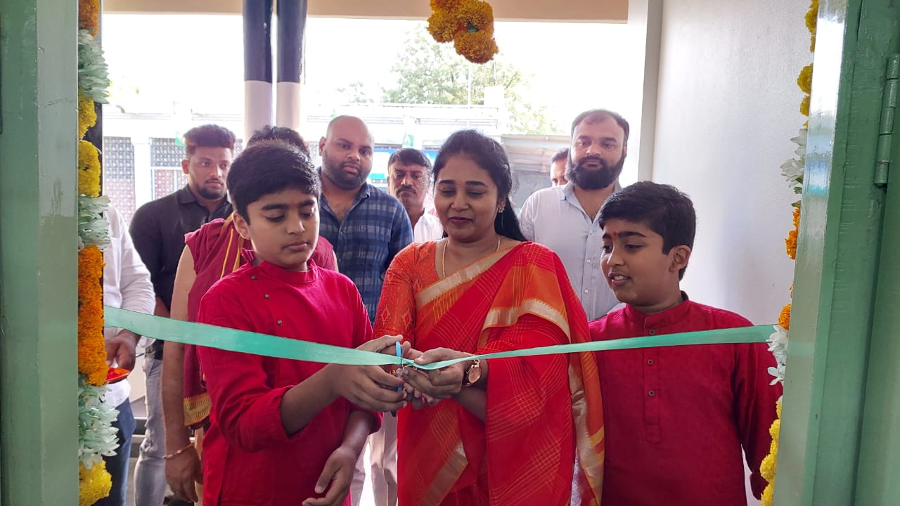 పార్టీ కార్యాలయాన్ని ప్రారంభిస్తున్న చల్లా శ్రీలక్ష్మి