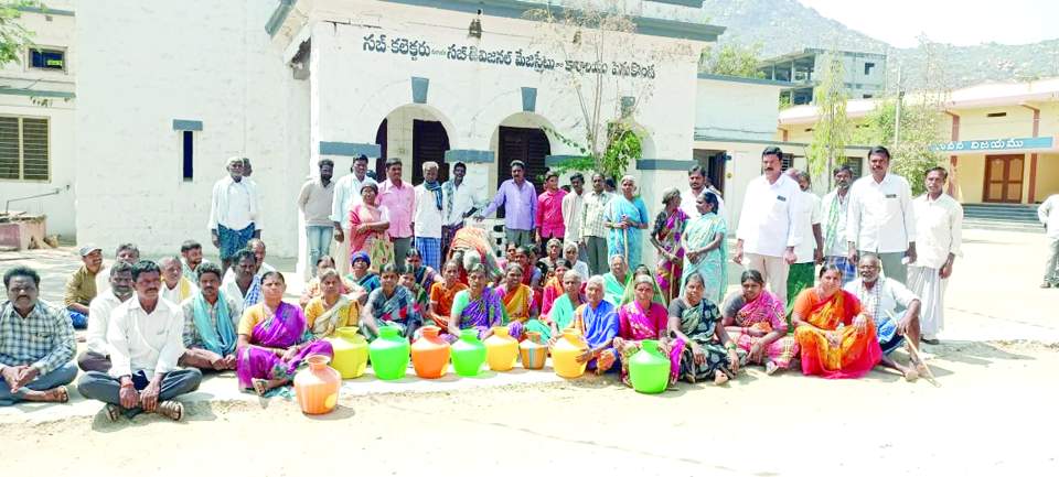 నీటి సమస్య పరిష్కరించాలని ఖాళీ బిందెలతో ఆందోళన చేస్తున్న మహిళలు