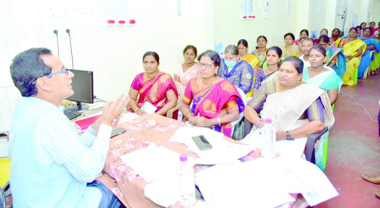   ఐసిడిఎస్‌ అధికారిణులతో మాట్లాడుతున్న కలెక్టర్‌ బసంత్‌కుమార్‌