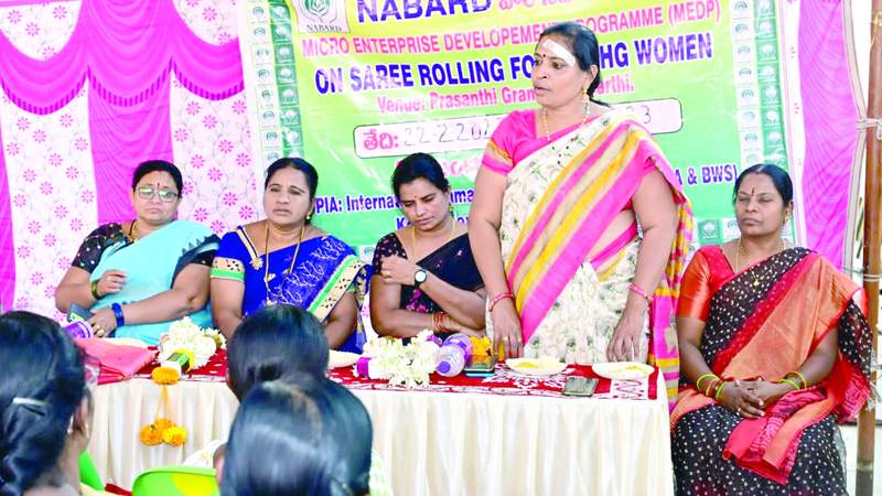  కార్యక్రమంలో మాట్లాడుతున్న నాబార్డ్‌ డీడీఎం అనురాధ