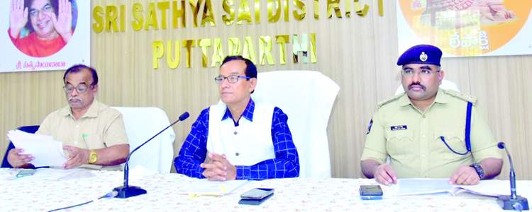   వీడియో కాన్ఫ్‌రెన్స్‌లో పాల్గొన్న కలెక్టర్‌ బసంత్‌కుమార్‌, ఎస్పీ రాహుల్‌దేవ్‌సింగ్‌