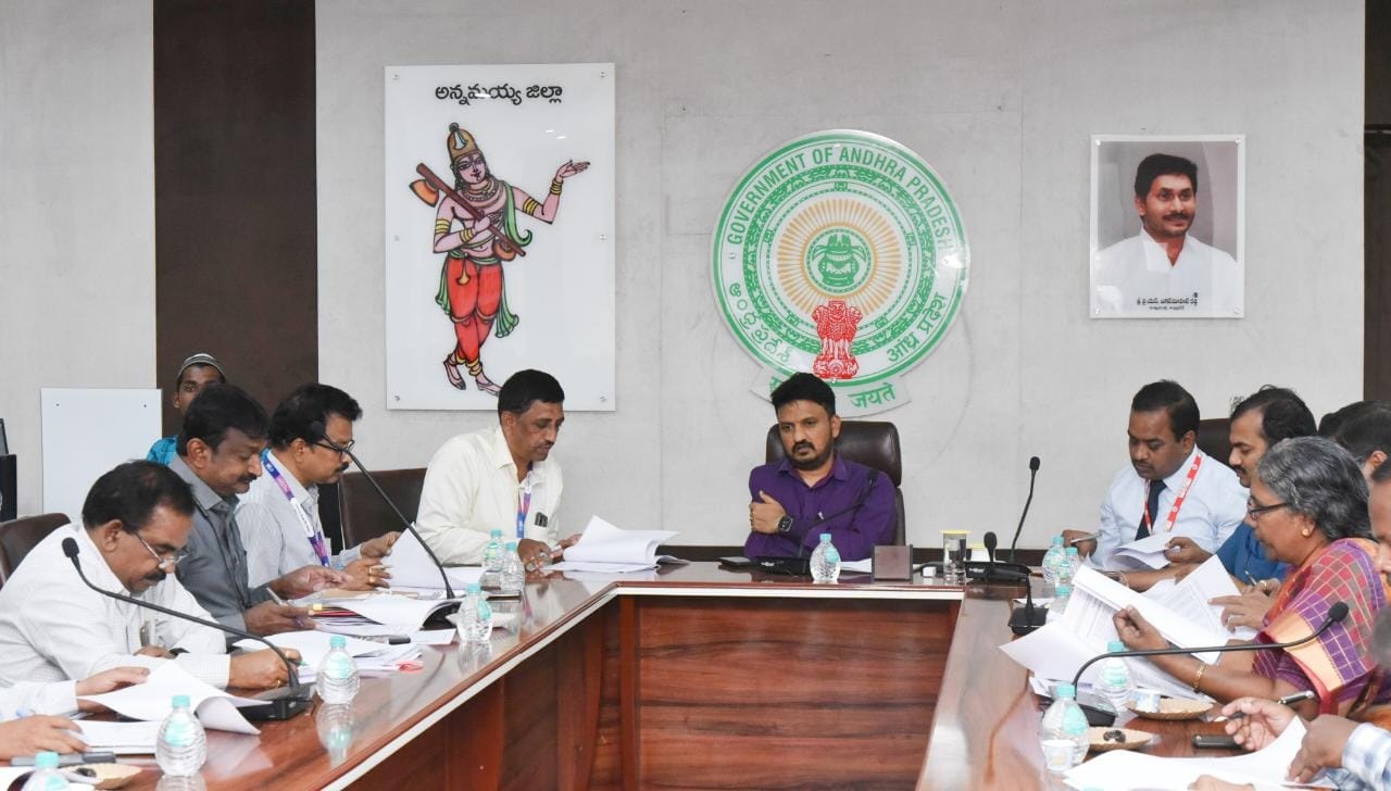 - సమావేశంలో మాట్లాడుతున్న కలెక్టర్‌ గిరీష