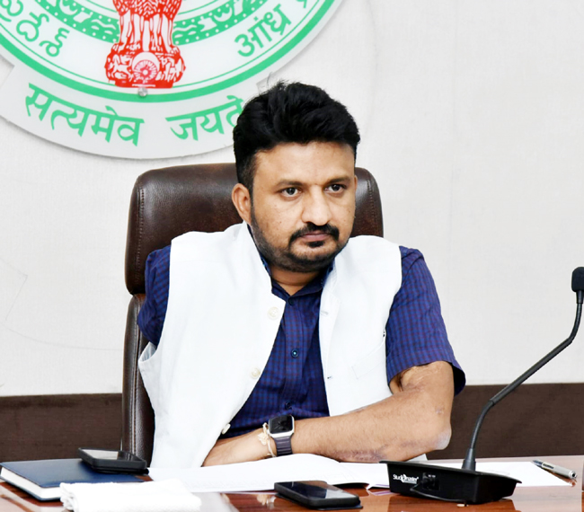 - మాట్లాడుతున్న కలెక్టర్‌ గిరీష