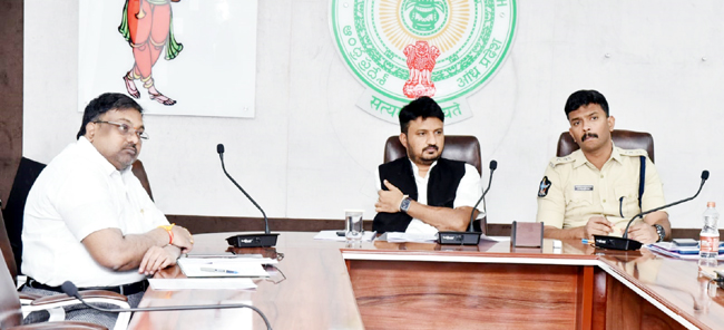 పబ్లిక్‌ పరీక్షలు కట్టుదిట్టంగా నిర్వహించాలి : కలెక్టర్‌