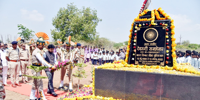 - అమర్‌ జవాన్‌ రాజశేఖర్‌ స్థూపం వద్ద నివాళర్పిస్తున్న కలెక్టర్‌