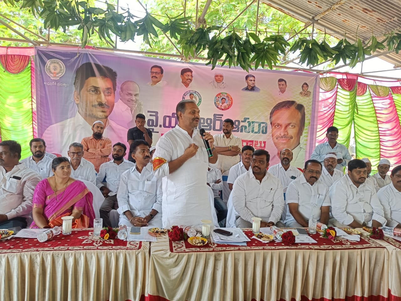 - సమావేశంలో మాట్లాడుతున్న ఎమ్మెల్యే శ్రీకాంత్‌రెడ్డి