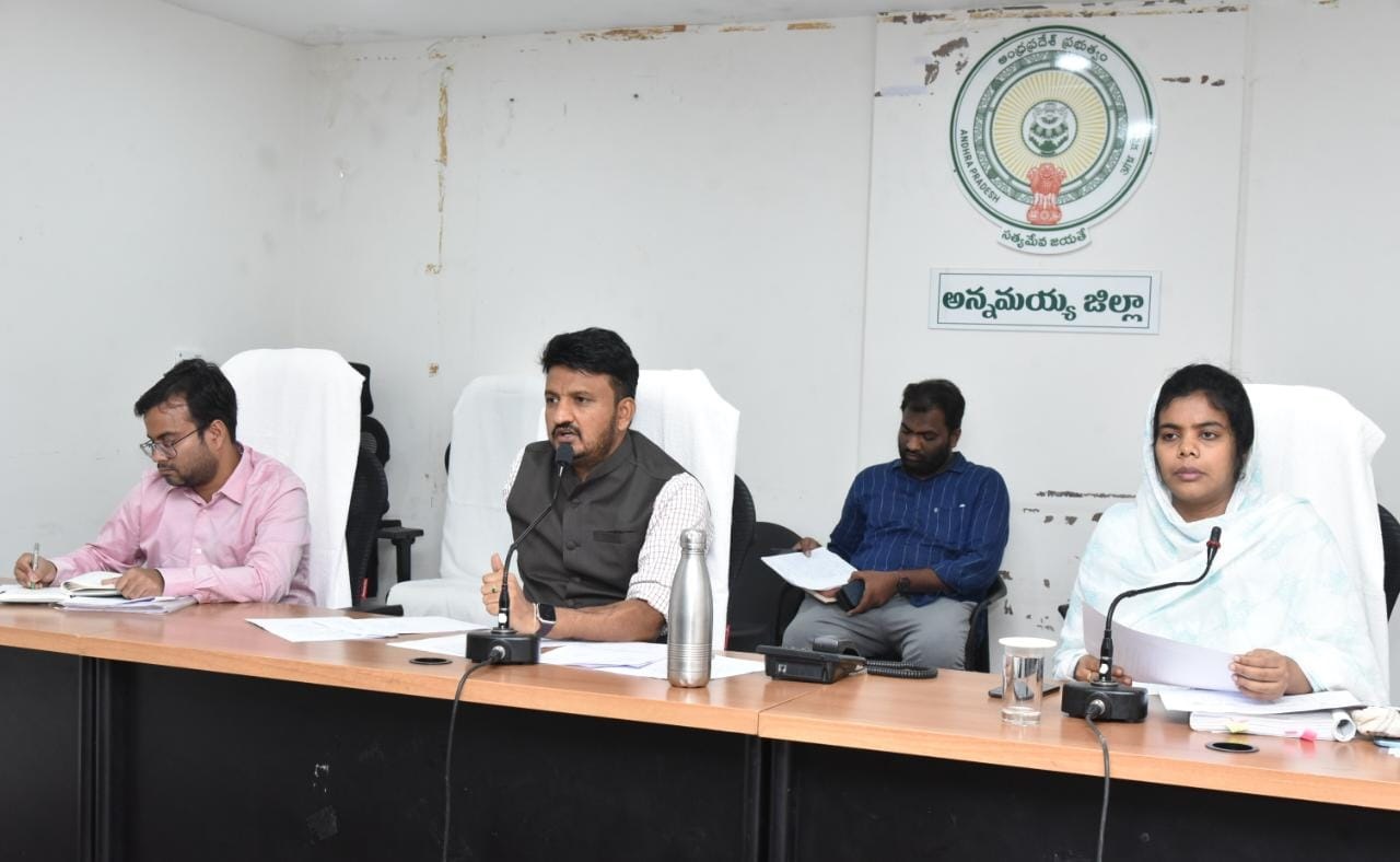 - సమావేశంలో మాట్లాడుతున్న కలెక్టర్‌ గిరీష