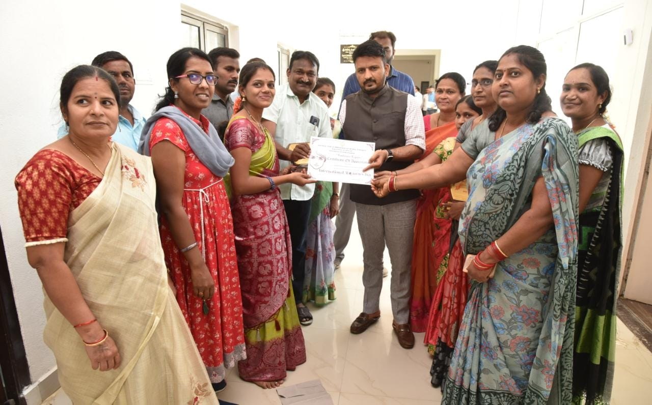 - మహిళలను సన్మానిస్తున్న కలెక్టర్‌ గిరీష