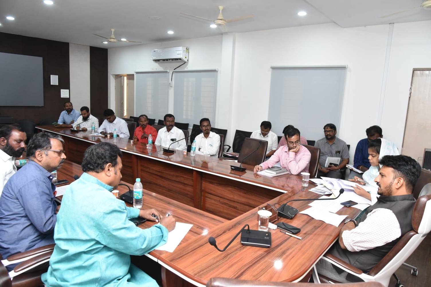 - సమావేశంలో మాట్లాడుతున్న కలెక్టర్‌ గిరీష