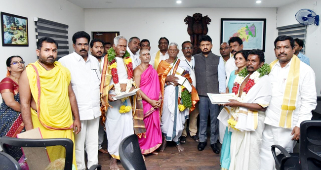 - అర్చకులను సన్మానిస్తున్న కలెక్టర్‌ గిరీష