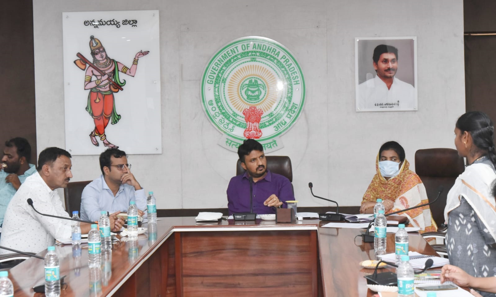 మాట్లాడుతున్న కలెక్టర్