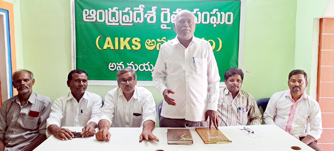 - సమావేశంలో మాట్లాడుతున్న ప్రభాకర్‌రెడ్డి