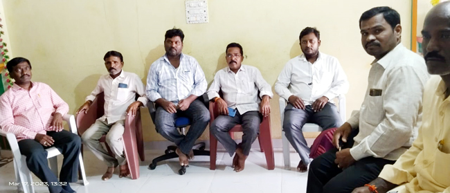 సమావేశంలో మాట్లాడుతున్న వడ్డెర సంఘం నాయకులు