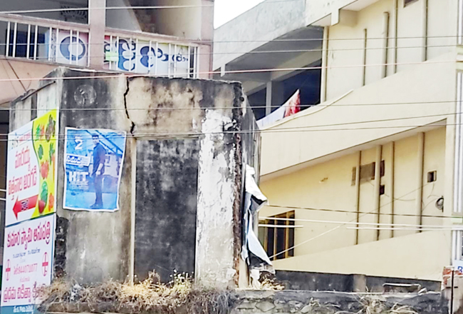 కూలేందుకు సిద్ధంగా పాత వాణిజ్య భవనం